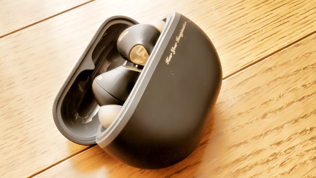 ケースに入ったワイヤレスイヤホン